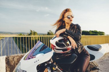 Motosiklet üzerinde sürüş güneş gözlüklü güzel kadın