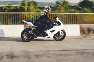 Bir motosiklet sürüş bir yolda kadın motorcu