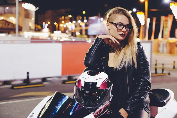 Retrato mulher motociclista desfrutando noite cidade vida e luzes sentado — Fotografia de Stock