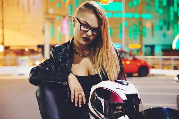 Ritratto donna motociclista godendo notte città vita e luci seduta — Foto Stock