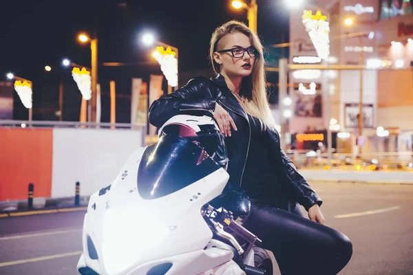 Retrato mulher motociclista desfrutando noite cidade vida e luzes sentado — Fotografia de Stock