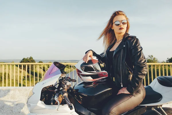 Hermosa mujer con gafas de sol conduciendo en moto —  Fotos de Stock