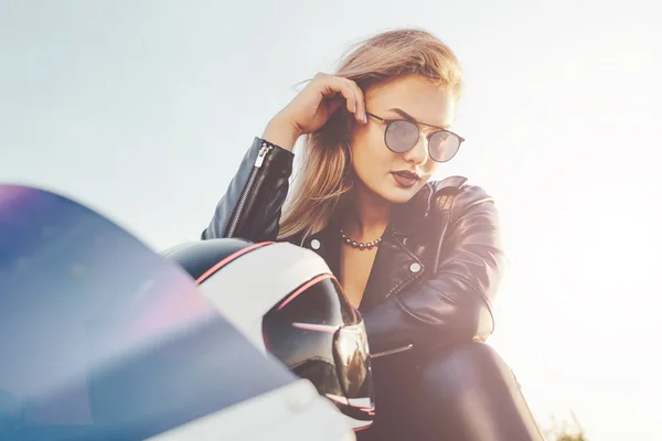 Primer plano retrato joven hermosa motorista en sunglasse de moda —  Fotos de Stock