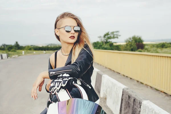 Hermosa mujer posando con gafas de sol en una moto — Foto de Stock