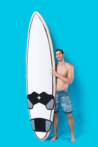 Attraktiver Surfer mit Surfbrett — Stockfoto