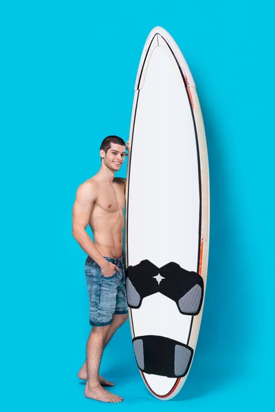 Attraktiver Surfer mit Surfbrett — Stockfoto