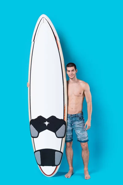 매력적인 서퍼가 서핑 보드를 들고 — 스톡 사진
