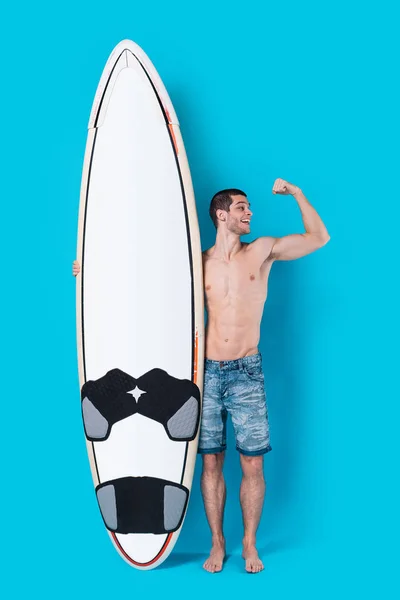 Attraktiver Surfer mit Surfbrett — Stockfoto