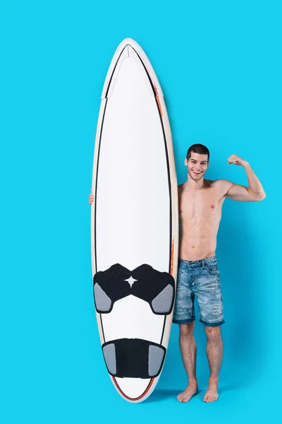Starker Surfer mit Surfbrett — Stockfoto