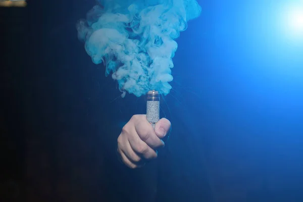 Dripper en una mano haciendo una nube de humo — Foto de Stock