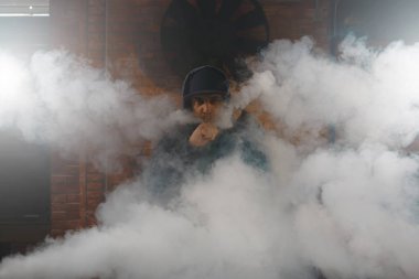 Adam ağız ile beyaz buhar bulutları yapma