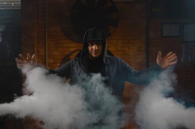 Adam beyaz buharı duman bulutu içinde