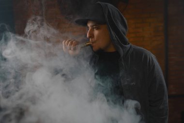 Adam beyaz buharı duman bulutu içinde