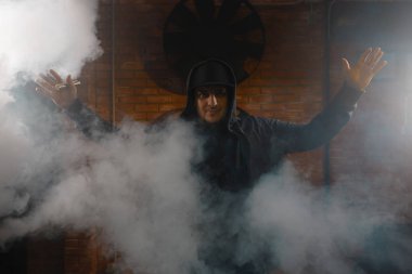 Adam beyaz buharı duman bulutu içinde