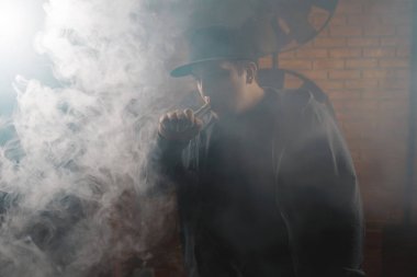 Adam beyaz buharı duman bulutu içinde