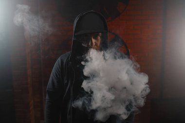 Adam beyaz buharı duman bulutu içinde