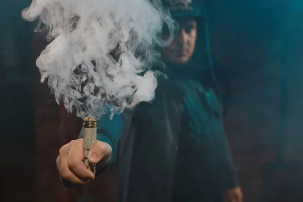 Dripper en una mano haciendo una nube de humo — Foto de Stock