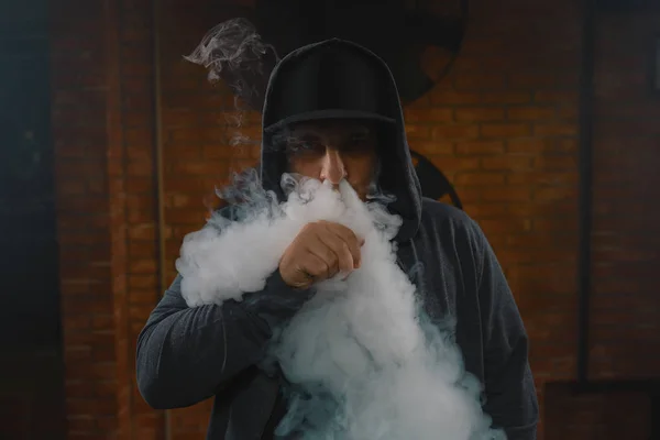 Hombre en una nube de humo de vapor blanco —  Fotos de Stock