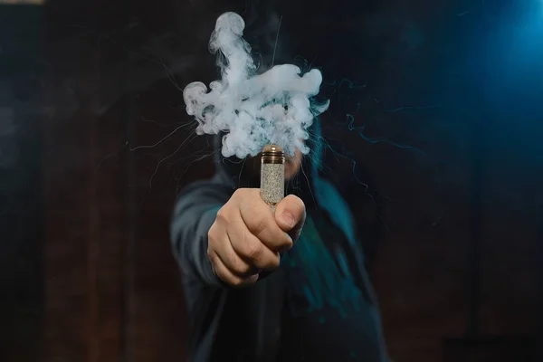 Dripper en una mano haciendo una nube de humo —  Fotos de Stock