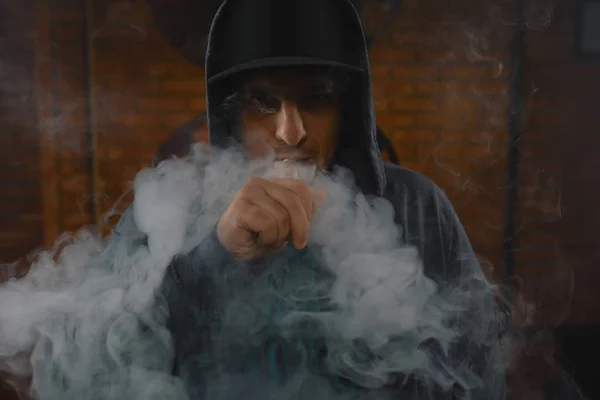 Man in een wolk van witte damp rook — Stockfoto