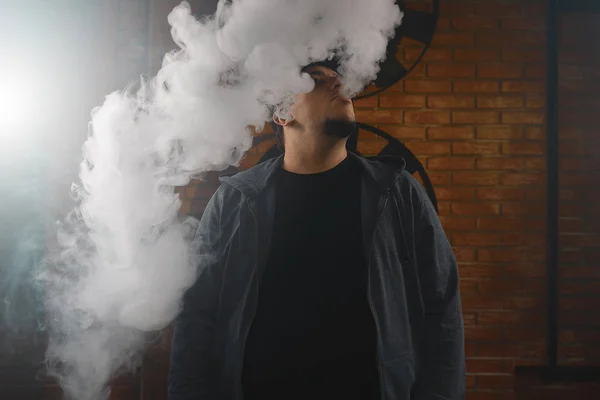 Mannen i ett moln av vita ångor rök — Stockfoto