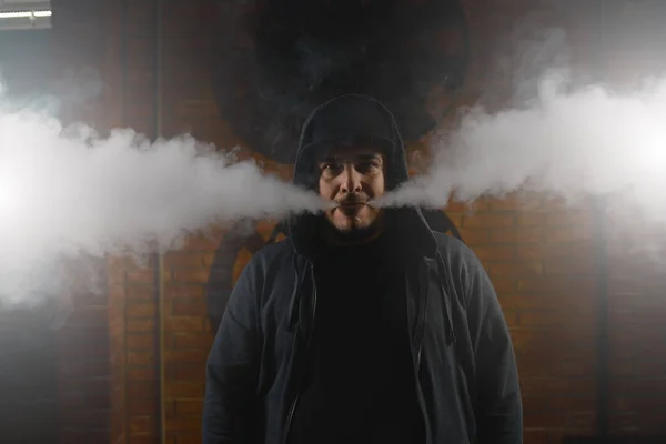 Hombre en una nube de humo de vapor blanco — Foto de Stock