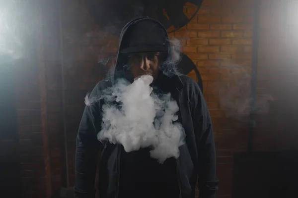 Hombre en una nube de humo de vapor blanco —  Fotos de Stock