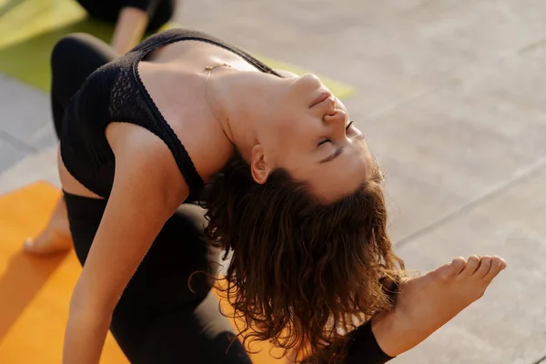 Young girl practicing stretching and yoga workout exercise — Stock Photo, Image