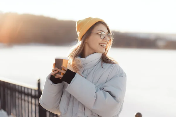 Gelukkige jonge tiener vrouw met een afhaalkoffie kopje — Stockfoto