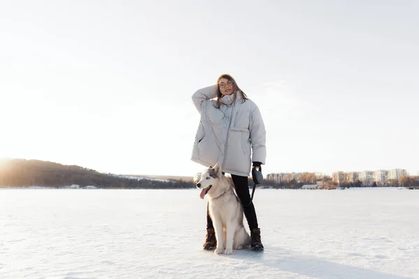 Feliz niña jugando con perro husky siberiano en el parque de invierno — Foto de Stock