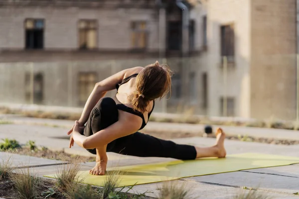 Chica joven practicando estiramiento y ejercicio de yoga — Foto de Stock