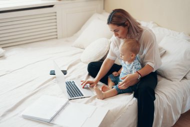 Çocuklu modern bir kadın. Çoklu görev, serbest meslek ve annelik kavramı