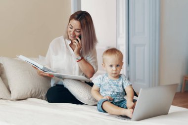 Çocuklu modern bir kadın. Çoklu görev, serbest meslek ve annelik kavramı