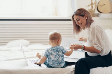 Çocuklu modern bir kadın. Çoklu görev, serbest meslek ve annelik kavramı