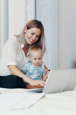 Çocuklu modern bir kadın. Çoklu görev, serbest meslek ve annelik kavramı