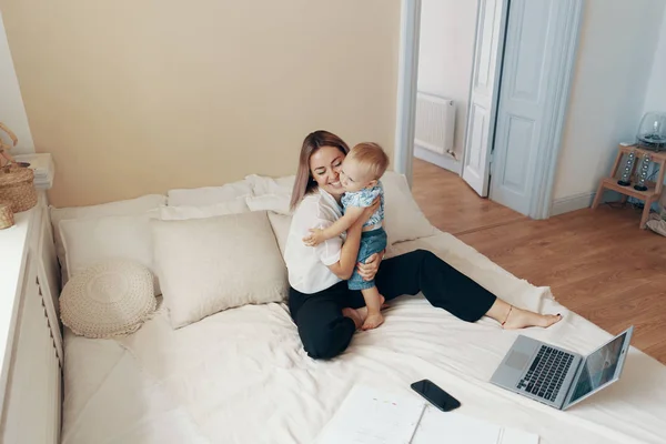 Maman d'affaires fait une pause. Concept multi-tâches, freelance et maternité — Photo