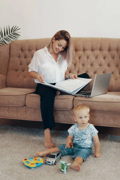 Beautiful business woman working at home. Multi-tasking, freelance and motherhood concept — Stock Photo, Image