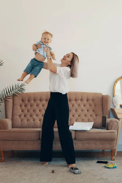 Maman d'affaires fait une pause. Concept multi-tâches, freelance et maternité — Photo