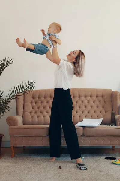 Maman d'affaires fait une pause. Concept multi-tâches, freelance et maternité — Photo