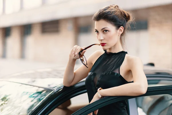 Ella está lista para ganar el mundo - mujer confiada de pie en el olor del coche — Foto de Stock