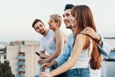 Bir grup arkadaş çatıda açık havada eğleniyor