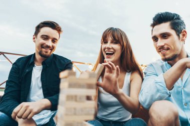 Jenga oynayan gençlerin şirket