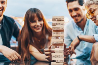 Jenga oynayan gençlerin şirket
