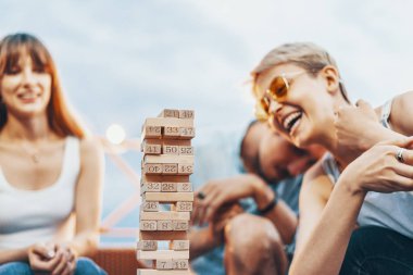 Jenga oynayan gençlerin şirket