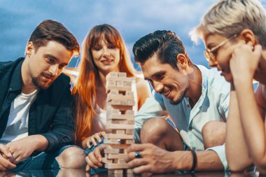 Jenga oynayan gençlerin şirket