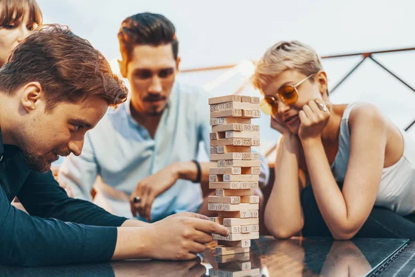 The company of young people playing jenga — Stock Photo, Image