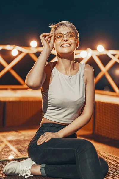 Attraktives Hipster-Mädchen in Brille — Stockfoto
