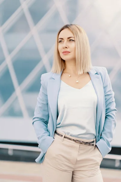 Erfolgreiche Geschäftsfrau im blauen Anzug — Stockfoto