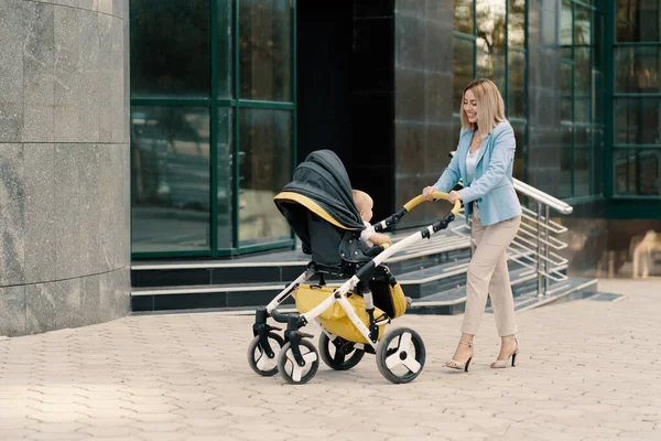 Portrait d'une femme d'affaires réussie en costume bleu avec bébé — Photo