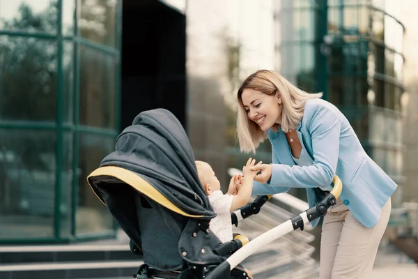 Porträt einer erfolgreichen Geschäftsfrau im blauen Anzug mit Baby — Stockfoto